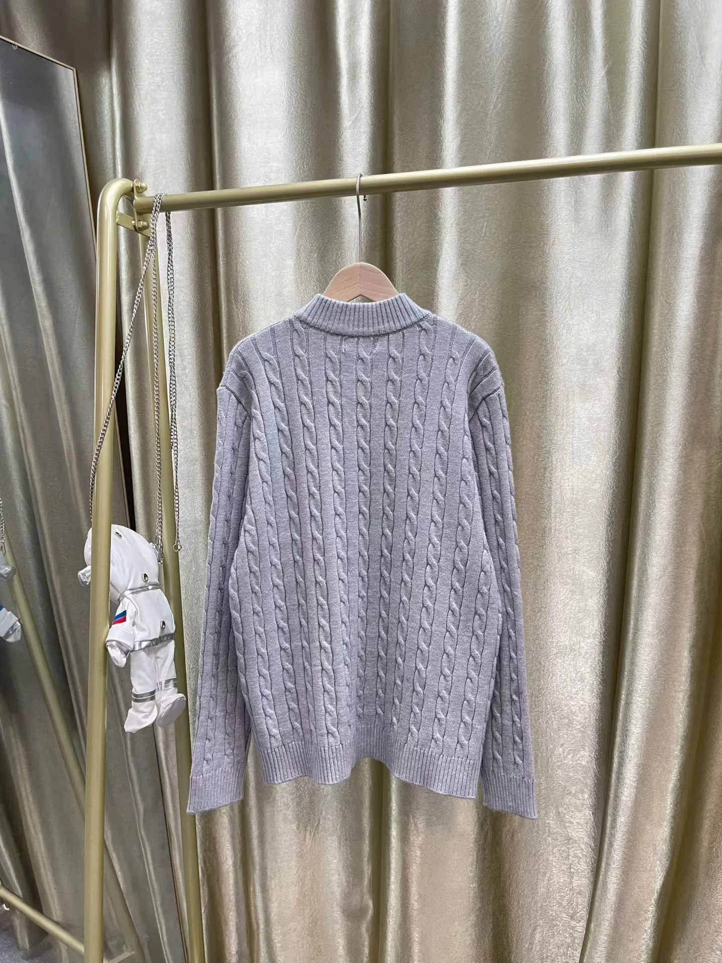 P276 Top quality products Top purchasing version SS25 new autumn product POLO Lavlauf Small logo embroidered twisted rope half-zip sweater Counter-color dyed wool blended cotton yarn High weight and high density Super high quality The wool is soft, delicate and skin-friendly. It feels soft and silky. The hand feel is not ordinary 💕 All color dyed high weight cotton yarn ensures no color difference. It adopts four-hole knitting method, tight and textured It is durable, does not deform and is not prone to pilling. It has a soft, warm and comfortable feel. It does not stick to your body when worn alone. It is absolutely perfect‼ ️Classic knitted clothing uses exquisite details and iconic brand symbols to reinterpret the charming charm, injecting low-key brand logo connotation into the entire design. It is simply amazing🉑️All produced on imported looms. The details are clearly visible. The collar label has an anti-counterfeiting chip. The double-layer main wheat has a built-in NFC anti-counterfeiting chip. The washing wheat is consistent with ZP. It is full of details. The details are well grasped. Challenge the market currency and are not afraid of random comparisons! The upper body effect is very good. No matter how you match it, it looks high-end and elegant. It has a high-end feel🫴 It is so versatile🍑It is a must-have for both men and women🉑️ Color: Black Gray Size: S-XL